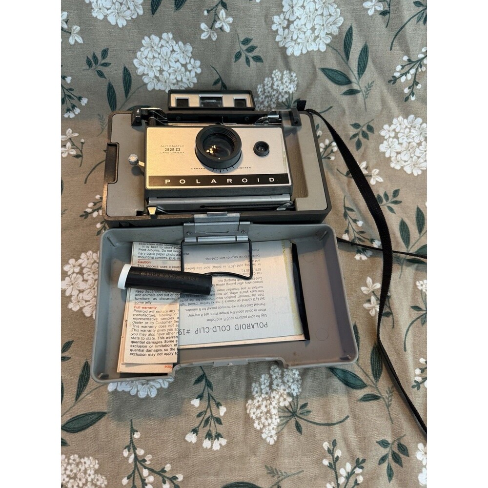 Vintage Polaroid automatic 320 Land Camera (as is untested) E859